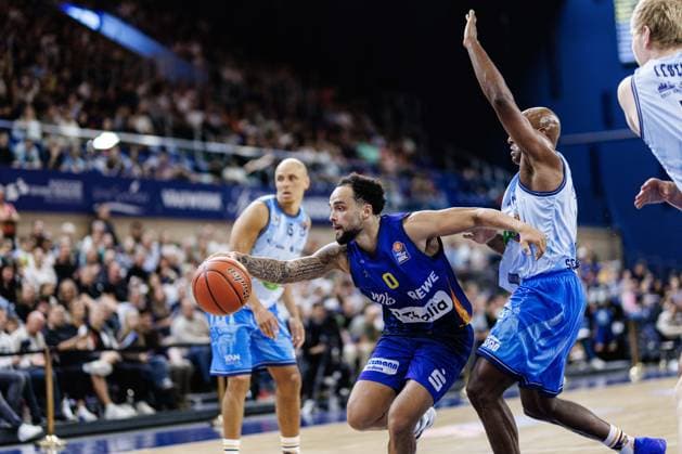 Marcus Graves (PHOENIX HAGEN, 00), Deandre Lansdowne (ROSTOCK SEAWOLVES, 09), Robin Amaize (ROSTOCK SEAWOLVES, 15) Rostock Seawolves vs. Phoenix Hagen, Basketball, BBL 2026 2027 easyCredit Basketball Bundesliga, 1. Spieltag, Spielzeit 2026 2027, 19.09.2026 Rostock Seawolves vs. Phoenix Hagen, Basketball, BBL 2026 2027 easyCredit Basketball Bundesliga, 1. Spieltag, Spielzeit 2026 2027, 19.09.2026 Groter Pohl Copyright: xEibner-Pressefoto DenverxEhrlichx EP_DEH