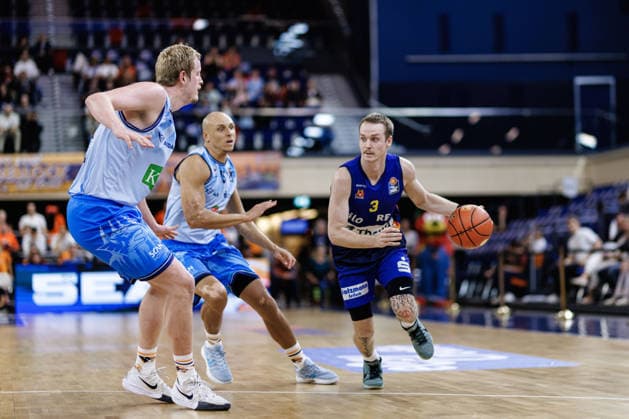 Adam Kunkel (PHOENIX HAGEN, 03), Bent Leuchten (ROSTOCK SEAWOLVES, 51), Robin Amaize (ROSTOCK SEAWOLVES, 15) Rostock Seawolves vs. Phoenix Hagen, Basketball, BBL 2026 2027 easyCredit Basketball Bundesliga, 1. Spieltag, Spielzeit 2026 2027, 19.09.2026 Rostock Seawolves vs. Phoenix Hagen, Basketball, BBL 2026 2027 easyCredit Basketball Bundesliga, 1. Spieltag, Spielzeit 2026 2027, 19.09.2026 Groter Pohl Copyright: xEibner-Pressefoto DenverxEhrlichx EP_DEH