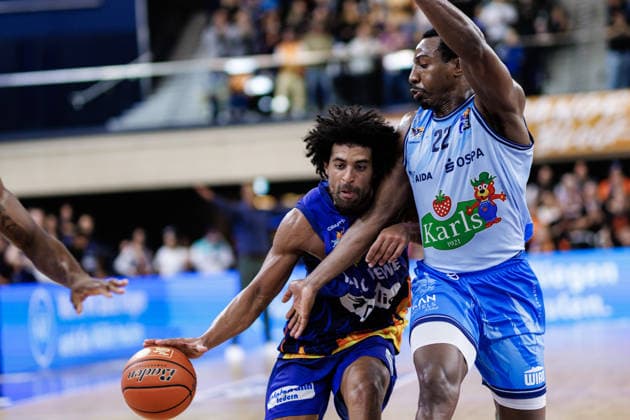 Trenton Gibson (PHOENIX HAGEN, 33), Johnathan Stove (ROSTOCK SEAWOLVES, 22), Rostock Seawolves vs. Phoenix Hagen, Basketball, BBL 2026 2027 easyCredit Basketball Bundesliga, 1. Spieltag, Spielzeit 2026 2027, 19.09.2026 Rostock Seawolves vs. Phoenix Hagen, Basketball, BBL 2026 2027 easyCredit Basketball Bundesliga, 1. Spieltag, Spielzeit 2026 2027, 19.09.2026 Groter Pohl Copyright: xEibner-Pressefoto DenverxEhrlichx EP_DEH