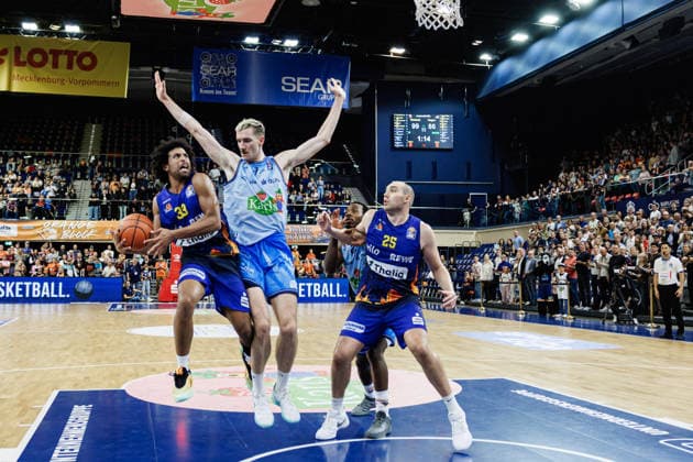 Trenton Gibson (PHOENIX HAGEN, 33), Philipp Hartwich (ROSTOCK SEAWOLVES, 07), Cameron Krutwig (PHOENIX HAGEN, 25), Rostock Seawolves vs. Phoenix Hagen, Basketball, BBL 2026 2027 easyCredit Basketball Bundesliga, 1. Spieltag, Spielzeit 2026 2027, 19.09.2026 Rostock Seawolves vs. Phoenix Hagen, Basketball, BBL 2026 2027 easyCredit Basketball Bundesliga, 1. Spieltag, Spielzeit 2026 2027, 19.09.2026 Groter Pohl Copyright: xEibner-Pressefoto DenverxEhrlichx EP_DEH