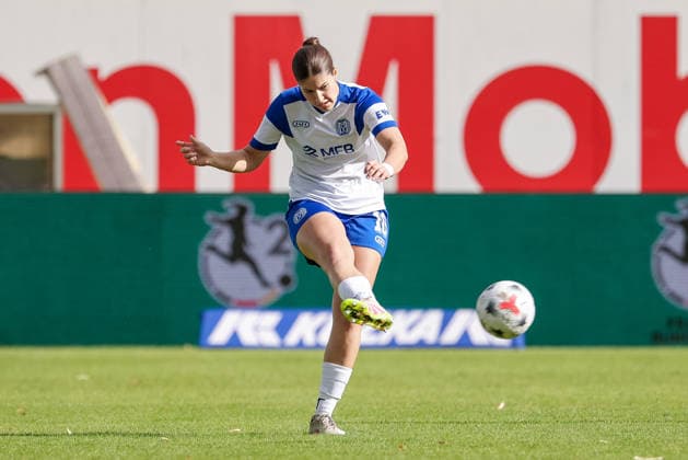 Anouk Blaschka (SV Meppen, 10) am Ball, Freisteller, Einzelbild, Ganzkörper, Aktion, Action, Spielszene, DIE DFB-RICHTLINIEN UNTERSAGEN JEGLICHE NUTZUNG VON FOTOS ALS SEQUENZBILDER UND ODER VIDEOÄHNLICHE FOTOSTRECKEN. DFB REGULATIONS PROHIBIT ANY USE OF PHOTOGRAPHS AS IMAGE SEQUENCES AND OR QUASI-VIDEO., 20.09.2026, Meppen (Deutschland), Fussball, 2. Frauen-Bundesliga, SV Meppen - SC Sand