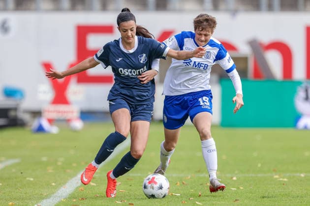 v.li.: Vildan Kardesler (SC Sand, 27) und Sarah Dittrich (SV Meppen, 19) im Zweikampf, Duell, Dynamik, Aktion, Action, Spielszene, DIE DFB-RICHTLINIEN UNTERSAGEN JEGLICHE NUTZUNG VON FOTOS ALS SEQUENZBILDER UND ODER VIDEOÄHNLICHE FOTOSTRECKEN. DFB REGULATIONS PROHIBIT ANY USE OF PHOTOGRAPHS AS IMAGE SEQUENCES AND OR QUASI-VIDEO., 20.09.2026, Meppen (Deutschland), Fussball, 2. Frauen-Bundesliga, SV Meppen - SC Sand