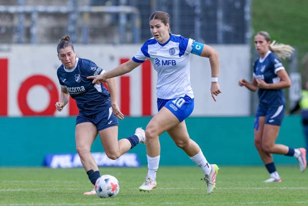 v.li.: Kim Schneider (SC Sand, 8), Anouk Blaschka (SV Meppen, 10) am Ball, Einzelbild, Ganzkörper, Aktion, Action, Spielszene, gibt Anweisungen, gestikuliert, mit den Armen gestikulieren, DIE DFB-RICHTLINIEN UNTERSAGEN JEGLICHE NUTZUNG VON FOTOS ALS SEQUENZBILDER UND ODER VIDEOÄHNLICHE FOTOSTRECKEN. DFB REGULATIONS PROHIBIT ANY USE OF PHOTOGRAPHS AS IMAGE SEQUENCES AND OR QUASI-VIDEO., 20.09.2026, Meppen (Deutschland), Fussball, 2. Frauen-Bundesliga, SV Meppen - SC Sand