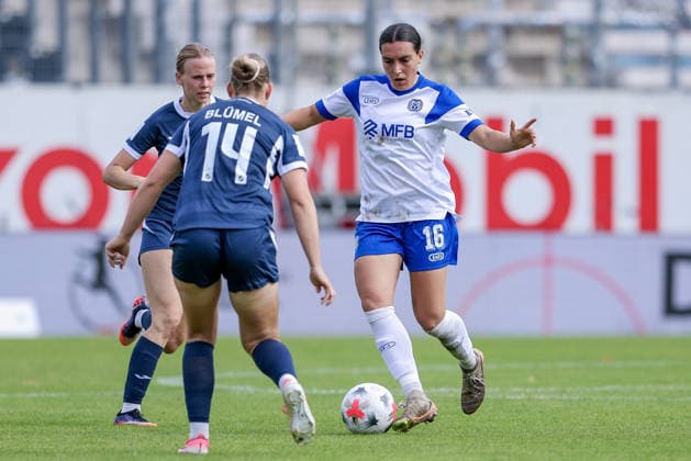 v.li.: Milena Fischer (SC Sand, 6), Charlotte Blümel (SC Sand, 14) und Rahel Lang (SV Meppen, 16) im Zweikampf, Duell, Dynamik, Aktion, Action, Spielszene, DIE DFB-RICHTLINIEN UNTERSAGEN JEGLICHE NUTZUNG VON FOTOS ALS SEQUENZBILDER UND ODER VIDEOÄHNLICHE FOTOSTRECKEN. DFB REGULATIONS PROHIBIT ANY USE OF PHOTOGRAPHS AS IMAGE SEQUENCES AND OR QUASI-VIDEO., 20.09.2026, Meppen (Deutschland), Fussball, 2. Frauen-Bundesliga, SV Meppen - SC Sand