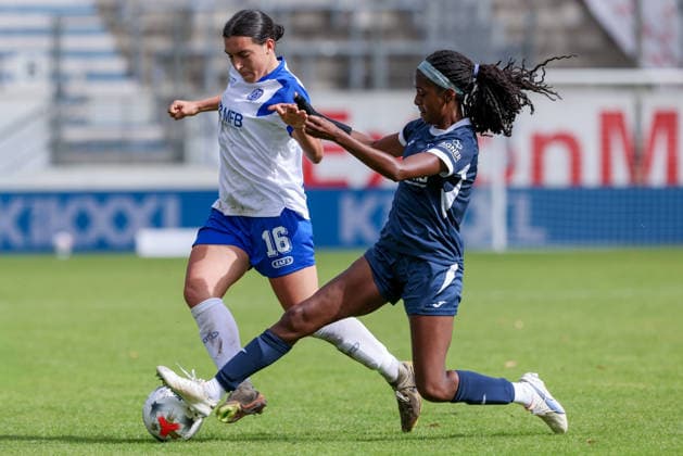 v.li.: Rahel Lang (SV Meppen, 16) und Chelsea Surpris (SC Sand, 3) im Zweikampf, Duell, Dynamik, Aktion, Action, Spielszene, DIE DFB-RICHTLINIEN UNTERSAGEN JEGLICHE NUTZUNG VON FOTOS ALS SEQUENZBILDER UND ODER VIDEOÄHNLICHE FOTOSTRECKEN. DFB REGULATIONS PROHIBIT ANY USE OF PHOTOGRAPHS AS IMAGE SEQUENCES AND OR QUASI-VIDEO., 20.09.2026, Meppen (Deutschland), Fussball, 2. Frauen-Bundesliga, SV Meppen - SC Sand