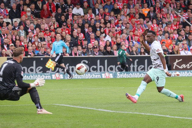 20.09.2026, xtgx, Fussball 2. Bundesliga, FC Energie Cottbus - FC St. Pauli, v.l. Abdoulie Ceesay (St. Pauli, 9) Abseits, schiesst Tor, schießt, Torschuetze, erzielt Tor, Treffer, scores the goal (DFL DFB REGULATIONS PROHIBIT ANY USE OF PHOTOGRAPHS as IMAGE SEQUENCES and or QUASI-VIDEO) Cottbus