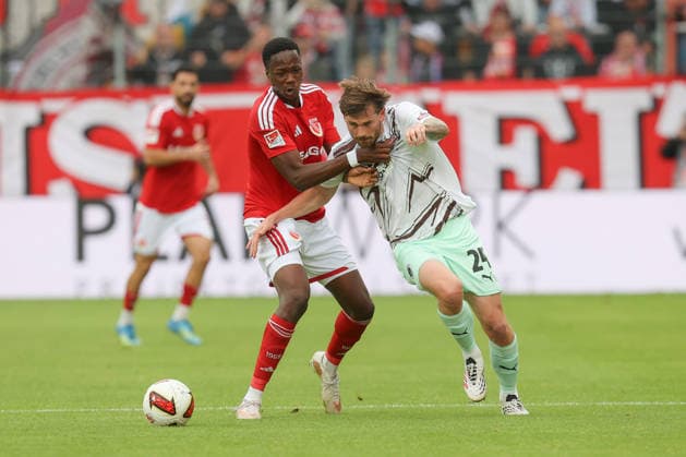 20.09.2026, xtgx, Fussball 2. Bundesliga, FC Energie Cottbus - FC St. Pauli, v.l. King Manu (Cottbus, 2), Connor Metcalfe (St. Pauli, 24) Zweikampf, Duell, Kampf, tackle (DFL DFB REGULATIONS PROHIBIT ANY USE OF PHOTOGRAPHS as IMAGE SEQUENCES and or QUASI-VIDEO) Cottbus