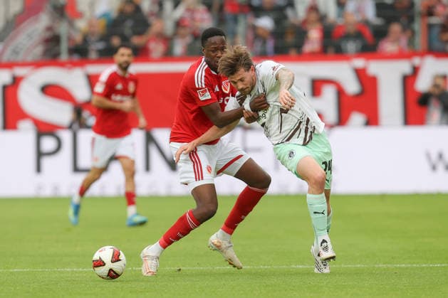 20.09.2026, xtgx, Fussball 2. Bundesliga, FC Energie Cottbus - FC St. Pauli, v.l. King Manu (Cottbus, 2), Connor Metcalfe (St. Pauli, 24) Zweikampf, Duell, Kampf, tackle (DFL DFB REGULATIONS PROHIBIT ANY USE OF PHOTOGRAPHS as IMAGE SEQUENCES and or QUASI-VIDEO) Cottbus