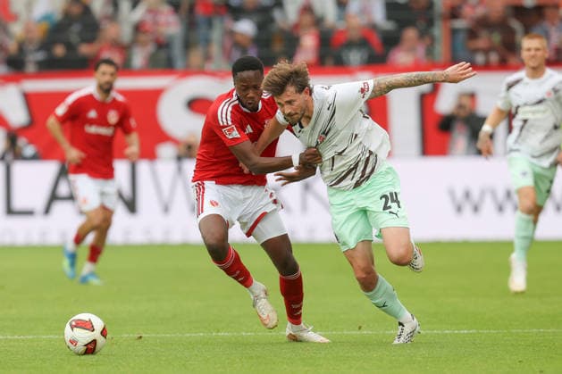20.09.2026, xtgx, Fussball 2. Bundesliga, FC Energie Cottbus - FC St. Pauli, v.l. King Manu (Cottbus, 2), Connor Metcalfe (St. Pauli, 24) Zweikampf, Duell, Kampf, tackle (DFL DFB REGULATIONS PROHIBIT ANY USE OF PHOTOGRAPHS as IMAGE SEQUENCES and or QUASI-VIDEO) Cottbus