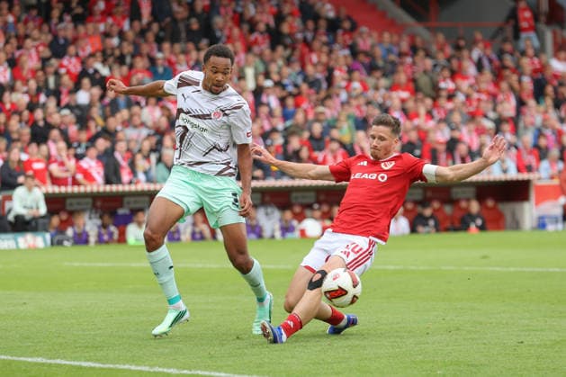 20.09.2026, xtgx, Fussball 2. Bundesliga, FC Energie Cottbus - FC St. Pauli, v.l. Youssoupha Niang (St. Pauli, 7), Axel Borgmann (Cottbus, 20) Zweikampf, Duell, Kampf, tackle (DFL DFB REGULATIONS PROHIBIT ANY USE OF PHOTOGRAPHS as IMAGE SEQUENCES and or QUASI-VIDEO) Cottbus