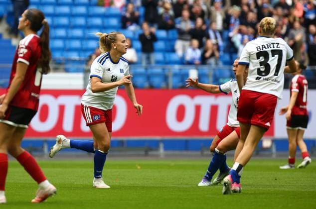 20.09.2026, xcex, GER, Hamburg, Volksparkstadion, Frauenfussball, 1. Bundesliga, DIE LIGA, Google Pixel Frauen-Bundesliga Saison 2026 2027, Spieltag 5, HSV, FCN, Hamburger SV - 1. FC Nuernberg, Nikola Karczewska (HSV) bejubelt ihtren Treffer zum 1:0, Torjubel, Jubel, Freude, Emotionen, Goal celebration mit ihren Mitspielerinnen DFL regulations prohibit any use of photographs as image sequences and or quasi-video
