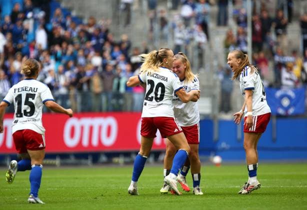 20.09.2026, xcex, GER, Hamburg, Volksparkstadion, Frauenfussball, 1. Bundesliga, DIE LIGA, Google Pixel Frauen-Bundesliga Saison 2026 2027, Spieltag 5, HSV, FCN, Hamburger SV - 1. FC Nuernberg, Nikola Karczewska (HSV) bejubelt ihtren Treffer zum 1:0, Torjubel, Jubel, Freude, Emotionen, Goal celebration mit ihren Mitspielerinnen DFL regulations prohibit any use of photographs as image sequences and or quasi-video