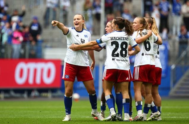 20.09.2026, xcex, GER, Hamburg, Volksparkstadion, Frauenfussball, 1. Bundesliga, DIE LIGA, Google Pixel Frauen-Bundesliga Saison 2026 2027, Spieltag 5, HSV, FCN, Hamburger SV - 1. FC Nuernberg, Nikola Karczewska (HSV) bejubelt ihtren Treffer zum 1:0, Torjubel, Jubel, Freude, Emotionen, Goal celebration mit ihren Mitspielerinnen DFL regulations prohibit any use of photographs as image sequences and or quasi-video