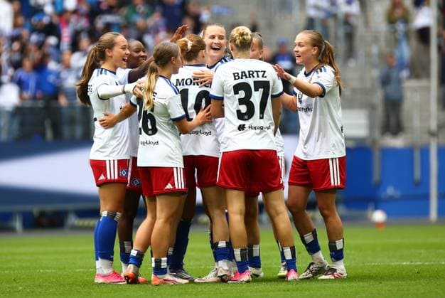 20.09.2026, xcex, GER, Hamburg, Volksparkstadion, Frauenfussball, 1. Bundesliga, DIE LIGA, Google Pixel Frauen-Bundesliga Saison 2026 2027, Spieltag 5, HSV, FCN, Hamburger SV - 1. FC Nuernberg, Nikola Karczewska (HSV) bejubelt ihtren Treffer zum 1:0, Torjubel, Jubel, Freude, Emotionen, Goal celebration mit ihren Mitspielerinnen DFL regulations prohibit any use of photographs as image sequences and or quasi-video