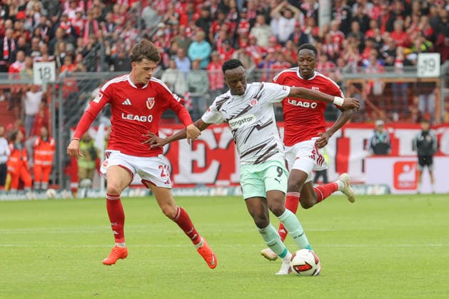 20.09.2026, xtgx, Fussball 2. Bundesliga, FC Energie Cottbus - FC St. Pauli, v.l. Luca Erlein (Cottbus, 21), Abdoulie Ceesay (St. Pauli, 9) Zweikampf, Duell, Kampf, tackle (DFL DFB REGULATIONS PROHIBIT ANY USE OF PHOTOGRAPHS as IMAGE SEQUENCES and or QUASI-VIDEO) Cottbus