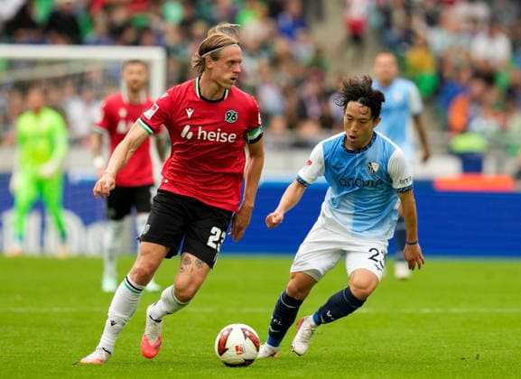Lars Gindorf (Hannover 96, 25) gegen Koji Miyoshi (VfL Bochum 1848, 23) GER, Hannover 96 vs VfL Bochum 1848, 2. Bundesliga, 6. Spieltag, Saison 2026-27, Heinz von Heiden Arena, Hannover, 20.09.2026 DFL REGULATIONS PROHIBIT ANY USE OF PHOTOGRAPHS AS IMAGE SEQUENCES AND OR QUASI-VIDEO Hannover 96 vs VfL Bochum 1848, 2. Bundesliga, 6. Spieltag, Saison 2026-27, 20.09.2026 Hannover Copyright: xEibner-Pressefoto ScottxColemanx EP_SCN