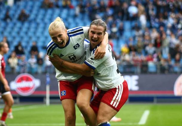 20.09.2026, xcex, GER, Hamburg, Volksparkstadion, Frauenfussball, 1. Bundesliga, DIE LIGA, Google Pixel Frauen-Bundesliga Saison 2026 2027, Spieltag 5, HSV, FCN, Hamburger SV - 1. FC Nuernberg, Paulina Bartz (HSV) bejubelt ihtren Treffer zum 3:0, Torjubel, Jubel, Freude, Emotionen, Goal celebration mit ihren Mitspielerinnen DFL regulations prohibit any use of photographs as image sequences and or quasi-video