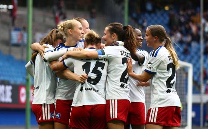 20.09.2026, xcex, GER, Hamburg, Volksparkstadion, Frauenfussball, 1. Bundesliga, DIE LIGA, Google Pixel Frauen-Bundesliga Saison 2026 2027, Spieltag 5, HSV, FCN, Hamburger SV - 1. FC Nuernberg, Paulina Bartz (HSV) bejubelt ihtren Treffer zum 3:0, Torjubel, Jubel, Freude, Emotionen, Goal celebration mit ihren Mitspielerinnen DFL regulations prohibit any use of photographs as image sequences and or quasi-video