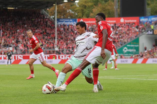 20.09.2026, xtgx, Fussball 2. Bundesliga, FC Energie Cottbus - FC St. Pauli, v.l. Joel Chima Fujita (St. Pauli, 16), King Manu (Cottbus, 2) Zweikampf, Duell, Kampf, tackle (DFL DFB REGULATIONS PROHIBIT ANY USE OF PHOTOGRAPHS as IMAGE SEQUENCES and or QUASI-VIDEO) Cottbus