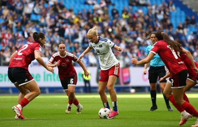 20.09.2026, xcex, GER, Hamburg, Volksparkstadion, Frauenfussball, 1. Bundesliga, DIE LIGA, Google Pixel Frauen-Bundesliga Saison 2026 2027, Spieltag 5, HSV, FCN, Hamburger SV - 1. FC Nuernberg, Paulina Bartz (HSV) gegen drei nuernberger Gegenspielernnen DFL regulations prohibit any use of photographs as image sequences and or quasi-video