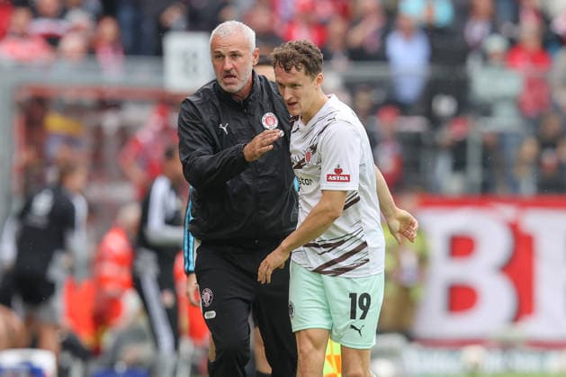 20.09.2026, xtgx, Fussball 2. Bundesliga, FC Energie Cottbus - FC St. Pauli, v.l. Co Trainer Peter Nemeth, Martijn Kaars (St. Pauli, 19) Jubel, Torjubel, jubelt ueber das Tor, celebrate the goal, celebration (DFL DFB REGULATIONS PROHIBIT ANY USE OF PHOTOGRAPHS as IMAGE SEQUENCES and or QUASI-VIDEO) Cottbus