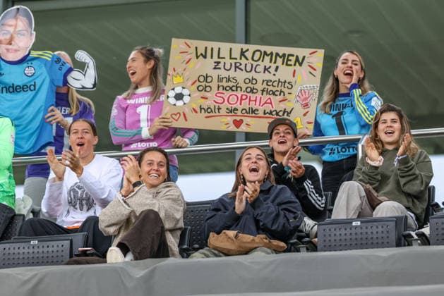 GER, Frankfurt, Eintracht Frankfurt II vs Hertha BSC Berlin, 2. Frauen Bundesliga, Fussball, DFB, Spielzeit 2026 2027, Stadion am Brentanobad, 7. Spieltag im Bild: Comeback für Sophia Winkler von Eintracht Frankfurt, Fans aus ihrer Mannschaft mit Banner DFB DFL REGULATIONS PROHIBIT ANY USE OF PHOTOGRAPHS AS IMAGE SEQUENCES AND OR QUASI-VIDEO, 20.09.2026 Copyright: HMBxMedia HendrikxHamelau