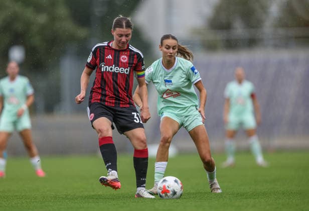 GER, Frankfurt, Eintracht Frankfurt II vs Hertha BSC Berlin, 2. Frauen Bundesliga, Fussball, DFB, Spielzeit 2026 2027, Stadion am Brentanobad, 7. Spieltag im Bild v.l.: Tessa Zimmermann (Frankfurt), Lotte Reimold (Hertha BSC Frauen 8)Tessa Zimmermann (Eintracht Frankfurt) DFB DFL REGULATIONS PROHIBIT ANY USE OF PHOTOGRAPHS AS IMAGE SEQUENCES AND OR QUASI-VIDEO, 20.09.2026 Copyright: HMBxMedia HendrikxHamelau