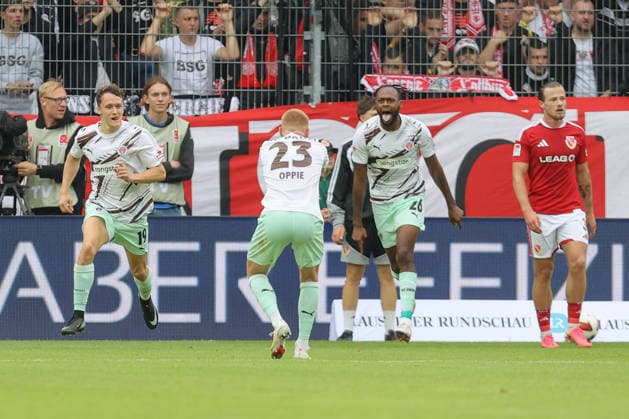 20.09.2026, xtgx, Fussball 2. Bundesliga, FC Energie Cottbus - FC St. Pauli, v.l. Martijn Kaars (St. Pauli, 19), Louis Oppie (St. Pauli, 23), Ricky Jade Jones (St. Pauli, 26) Jubel, Torjubel, jubelt ueber das Tor, celebrate the goal, celebration (DFL DFB REGULATIONS PROHIBIT ANY USE OF PHOTOGRAPHS as IMAGE SEQUENCES and or QUASI-VIDEO) Cottbus