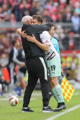 20.09.2026, xtgx, Fussball 2. Bundesliga, FC Energie Cottbus - FC St. Pauli, v.l. Co Trainer Peter Nemeth, Martijn Kaars (St. Pauli, 19) Jubel, Torjubel, jubelt ueber das Tor, celebrate the goal, celebration (DFL DFB REGULATIONS PROHIBIT ANY USE OF PHOTOGRAPHS as IMAGE SEQUENCES and or QUASI-VIDEO) Cottbus