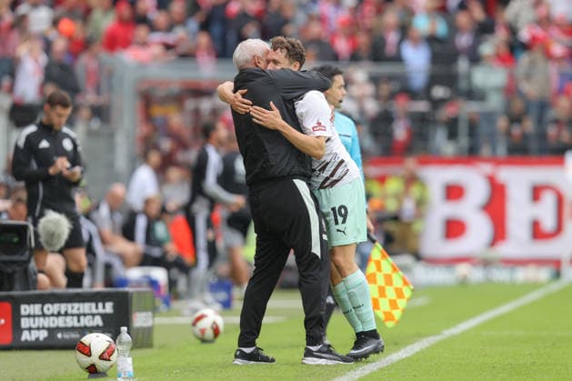 20.09.2026, xtgx, Fussball 2. Bundesliga, FC Energie Cottbus - FC St. Pauli, v.l. Co Trainer Peter Nemeth, Martijn Kaars (St. Pauli, 19) Jubel, Torjubel, jubelt ueber das Tor, celebrate the goal, celebration (DFL DFB REGULATIONS PROHIBIT ANY USE OF PHOTOGRAPHS as IMAGE SEQUENCES and or QUASI-VIDEO) Cottbus