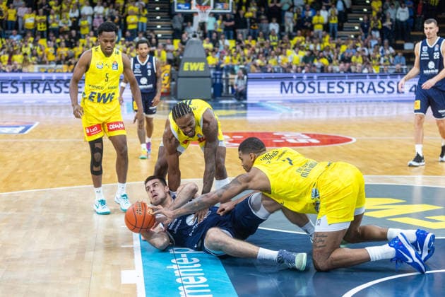Oldenburg, Niedersachsen, DEU, 20.09.2026, Jure Planinic (unten, Syntainics MBC), Demajeo Wiggins (rechts, EWE Baskets Oldenburg), Nate Johnson (Mitte, EWE Baskets Oldenburg) und Jeremy Roach (links, EWE Baskets Oldenburg). EWE Baskets Oldenburg vs. Syntainics MBC. Basketball. 1. Basketball-Bundesliga Saison 2026 2027, 1. Spieltag, Grosse EWE Arena. EWE Baskets Oldenburg vs. Syntainics MBC Weißenfels