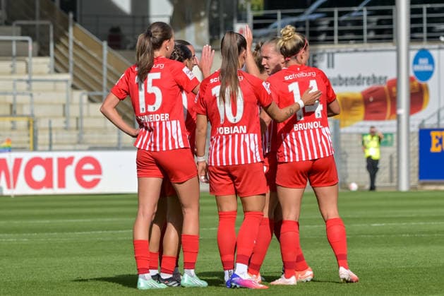 Jubel zum Tor zum 1:0 durch den Treffer vo Cornelia Kramer (Bayer 04 Leverkusen Frauen, 07) Eigentor. GER, SC Freiburg vs Bayer 04 Leverkusen, Frauen-Fussball, Bundesliga, 5. Spieltag, Saison 2026 2027, 20.09.2026 DFB REGULATIONS PROHIBIT ANY USE OF PHOTOGRAPHS AS IMAGE SEQUENCES AND OR QUASI-VIDEO GER, SC Freiburg vs Bayer 04 Leverkusen, Frauen-Fussball, Bundesliga, 5. Spieltag, Saison 2026 2027, 20.09.2026 Freiburg Copyright: xEibner-Pressefotox EP_THS