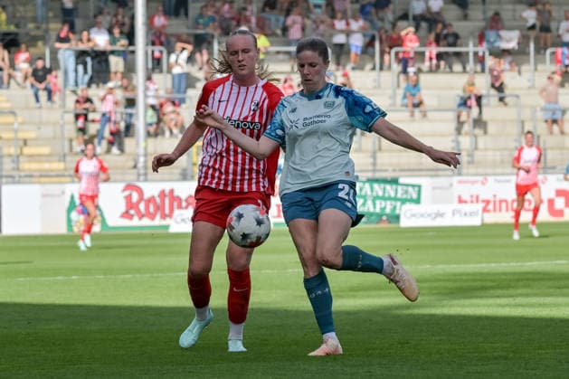 Lilla Turanyi (Bayer 04 Leverkusen Frauen, 24), Luca-Emily Birkholz (SC Freiburg Frauen, 23) im Duell um den Ball. GER, SC Freiburg vs Bayer 04 Leverkusen, Frauen-Fussball, Bundesliga, 5. Spieltag, Saison 2026 2027, 20.09.2026 DFB REGULATIONS PROHIBIT ANY USE OF PHOTOGRAPHS AS IMAGE SEQUENCES AND OR QUASI-VIDEO GER, SC Freiburg vs Bayer 04 Leverkusen, Frauen-Fussball, Bundesliga, 5. Spieltag, Saison 2026 2027, 20.09.2026 Freiburg Copyright: xEibner-Pressefotox EP_THS