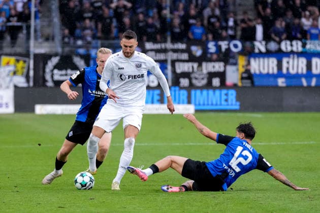 Sport Bilder des Tages v.li.: Julian Rieckmann (SV Waldhof, 21), Felix Higl (Münster, 33), Vincent Thill (SV Waldhof, 12), Zweikampf, Spielszene, Duell, duel, tackle, tackling, Dynamik, Action, Aktion, 20.09.2026, Mannheim (Deutschland), Fussball, 3. Liga, SV Waldhof Mannheim - SC Preußen Münster, DFB DFL REGULATIONS PROHIBIT ANY USE OF PHOTOGRAPHS AS IMAGE SEQUENCES AND OR QUASI-VIDEO.