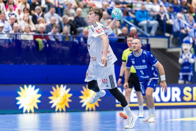 Yannik Bialowas (HC Erlangen, 07) im Torwurf per Siebenmeter GER, TBV Lemgo Lippe vs. HC Erlangen, Handball, 1. Bundesliga, 5. Spieltag, Spielzeit 2026 2027, 20.09.2026 GER, TBV Lemgo Lippe vs. HC Erlangen, Handball, 1. Bundesliga, 5. Spieltag, Spielzeit 2026 2027, 20.09.2026 Lemgo Copyright: xEibner-Pressefoto JanxRollingerx EP_JSK
