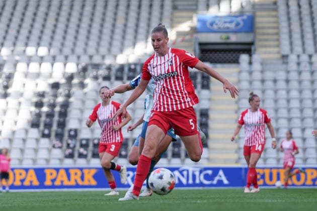 Julia Stierli (SC Freiburg, 05) am Ball , Deutschland, Fussball, GooglePixel Frauen-Bundesliga, 5.Spieltag, 2026 2027, SC Freiburg vs. Bayer 04 Leverkusen, 20.09.2026, Dreisamstadion, Freiburg Freiburg Dreisamstadion Baden-Wuerttemberg Deutschland Copyright: xArnexAmbergx