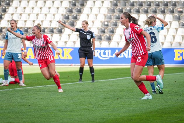 Fussball, Google Pixel Frauen-Bundesliga, 5. Spieltag, 2026 2027, SC Freiburg vs. Bayer 04 Leverkusen, 20.09.2026, Dreisamstadion, Freiburg, Carina Brunold (SC Freiburg, 14) Maj Schneider (SC Freiburg, 15) Eigentor, Jubel, Freiburg Dreisamstadion Baden-Württemberg Deutschland Copyright: xFINLEYxMÖRCHx