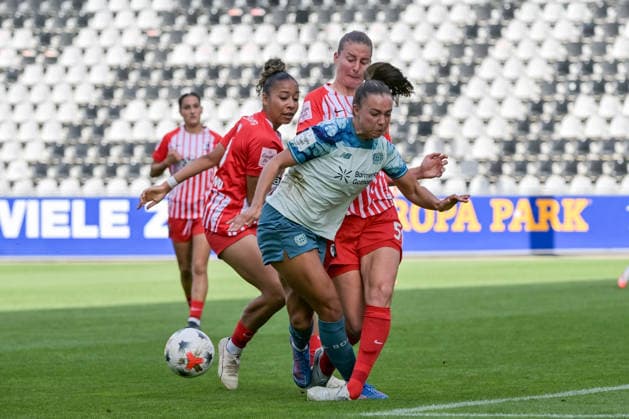 Maja Sternad (Bayer 04 Leverkusen Frauen, 23) im Duell mit Julia Stierli (SC Freiburg Frauen, 05) GER, SC Freiburg vs Bayer 04 Leverkusen, Frauen-Fussball, Bundesliga, 5. Spieltag, Saison 2026 2027, 20.09.2026 DFB REGULATIONS PROHIBIT ANY USE OF PHOTOGRAPHS AS IMAGE SEQUENCES AND OR QUASI-VIDEO GER, SC Freiburg vs Bayer 04 Leverkusen, Frauen-Fussball, Bundesliga, 5. Spieltag, Saison 2026 2027, 20.09.2026 Freiburg Copyright: xEibner-Pressefotox EP_THS