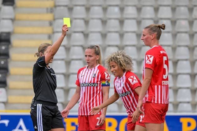 Karoline Wacker (Schiedsrichter) zeigt Amira Arfaoui (SC Freiburg Frauen, 17) die Gelbe Karte mit Lisa Karl (SC Freiburg Frauen, 02), Julia Stierli (SC Freiburg Frauen, 05) GER, SC Freiburg vs Bayer 04 Leverkusen, Frauen-Fussball, Bundesliga, 5. Spieltag, Saison 2026 2027, 20.09.2026 DFB REGULATIONS PROHIBIT ANY USE OF PHOTOGRAPHS AS IMAGE SEQUENCES AND OR QUASI-VIDEO GER, SC Freiburg vs Bayer 04 Leverkusen, Frauen-Fussball, Bundesliga, 5. Spieltag, Saison 2026 2027, 20.09.2026 Freiburg Copyright: xEibner-Pressefotox EP_THS