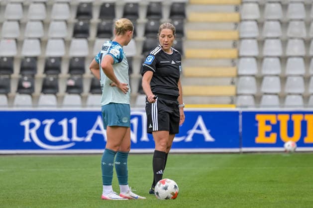 Karoline Wacker (Schiedsrichter) mit Cornelia Kramer (Bayer 04 Leverkusen Frauen, 07) im Gespraech. GER, SC Freiburg vs Bayer 04 Leverkusen, Frauen-Fussball, Bundesliga, 5. Spieltag, Saison 2026 2027, 20.09.2026 DFB REGULATIONS PROHIBIT ANY USE OF PHOTOGRAPHS AS IMAGE SEQUENCES AND OR QUASI-VIDEO GER, SC Freiburg vs Bayer 04 Leverkusen, Frauen-Fussball, Bundesliga, 5. Spieltag, Saison 2026 2027, 20.09.2026 Freiburg Copyright: xEibner-Pressefotox EP_THS