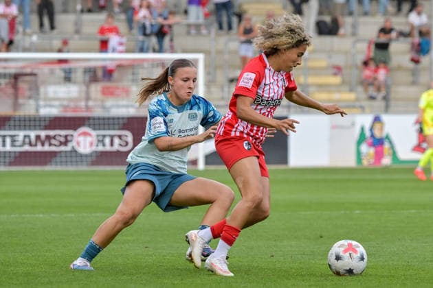 Estrella Merino (Bayer 04 Leverkusen Frauen, 10), Amira Arfaoui (SC Freiburg Frauen, 17) am Ball. GER, SC Freiburg vs Bayer 04 Leverkusen, Frauen-Fussball, Bundesliga, 5. Spieltag, Saison 2026 2027, 20.09.2026 DFB REGULATIONS PROHIBIT ANY USE OF PHOTOGRAPHS AS IMAGE SEQUENCES AND OR QUASI-VIDEO GER, SC Freiburg vs Bayer 04 Leverkusen, Frauen-Fussball, Bundesliga, 5. Spieltag, Saison 2026 2027, 20.09.2026 Freiburg Copyright: xEibner-Pressefotox EP_THS