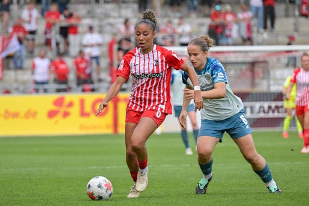 Nicole Ojukwu (SC Freiburg Frauen, 06) am Ball und im Laufduell. mit Paulina Platner (Bayer 04 Leverkusen Frauen, 06) GER, SC Freiburg vs Bayer 04 Leverkusen, Frauen-Fussball, Bundesliga, 5. Spieltag, Saison 2026 2027, 20.09.2026 DFB REGULATIONS PROHIBIT ANY USE OF PHOTOGRAPHS AS IMAGE SEQUENCES AND OR QUASI-VIDEO GER, SC Freiburg vs Bayer 04 Leverkusen, Frauen-Fussball, Bundesliga, 5. Spieltag, Saison 2026 2027, 20.09.2026 Freiburg Copyright: xEibner-Pressefotox EP_THS