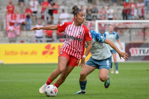 Nicole Ojukwu (SC Freiburg Frauen, 06) am Ball und im Laufduell. mit Paulina Platner (Bayer 04 Leverkusen Frauen, 06) GER, SC Freiburg vs Bayer 04 Leverkusen, Frauen-Fussball, Bundesliga, 5. Spieltag, Saison 2026 2027, 20.09.2026 DFB REGULATIONS PROHIBIT ANY USE OF PHOTOGRAPHS AS IMAGE SEQUENCES AND OR QUASI-VIDEO GER, SC Freiburg vs Bayer 04 Leverkusen, Frauen-Fussball, Bundesliga, 5. Spieltag, Saison 2026 2027, 20.09.2026 Freiburg Copyright: xEibner-Pressefotox EP_THS