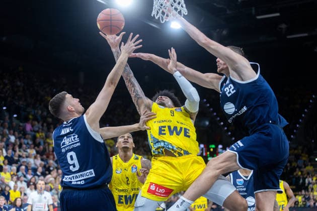 Oldenburg, Niedersachsen, DEU, 20.09.2026, Tylan Pope (Mitte, EWE Baskets Oldenburg), Kresimir Nikic (links, Syntainics MBC), Borisa Simanic (rechts, Syntainics MBC), Demajeo Wiggins (2. v. links, EWE Baskets Oldenburg). EWE Baskets Oldenburg vs. Syntainics MBC. Basketball. 1. Basketball-Bundesliga Saison 2026 2027, 1. Spieltag, Grosse EWE Arena. EWE Baskets Oldenburg vs. Syntainics MBC Weißenfels