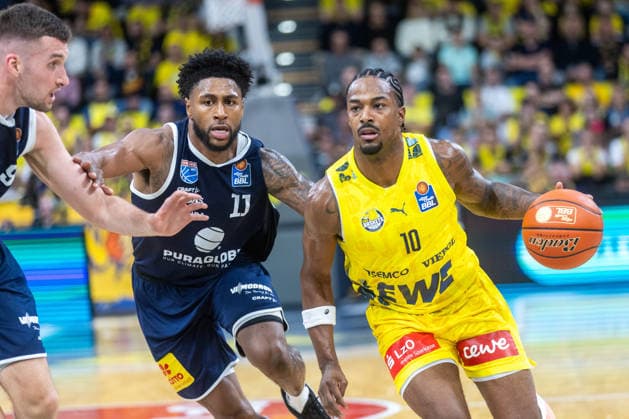 Oldenburg, Niedersachsen, DEU, 20.09.2026, Nate Johnson (rechts, EWE Baskets Oldenburg), Anthony Gaines (links, Syntainics MBC) und Kresimir Nikic (links, Syntainics MBC). EWE Baskets Oldenburg vs. Syntainics MBC. Basketball. 1. Basketball-Bundesliga Saison 2026 2027, 1. Spieltag, Grosse EWE Arena. EWE Baskets Oldenburg vs. Syntainics MBC Weißenfels