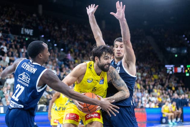 Oldenburg, Niedersachsen, DEU, 20.09.2026, Marcel Keßen (Mitte, EWE Baskets Oldenburg), Kris Clyburn (links, Syntainics MBC) und Jure Planinic (rechts, Syntainics MBC). EWE Baskets Oldenburg vs. Syntainics MBC. Basketball. 1. Basketball-Bundesliga Saison 2026 2027, 1. Spieltag, Grosse EWE Arena. EWE Baskets Oldenburg vs. Syntainics MBC Weißenfels