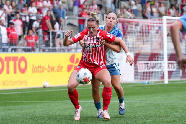 Carina Brunold (SC Freiburg, 14) im Zweikampf mit Estrella Merino Gonzalez (Bayer 04 Leverkusen, 10) , Deutschland, Fussball, GooglePixel Frauen-Bundesliga, 5.Spieltag, 2026 2027, SC Freiburg vs. Bayer 04 Leverkusen, 20.09.2026, Dreisamstadion, Freiburg Freiburg Dreisamstadion Baden-Wuerttemberg Deutschland Copyright: xArnexAmbergx