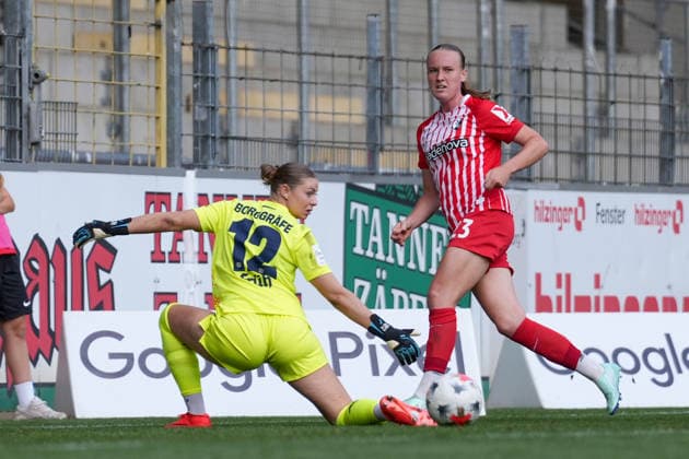 Luca Birkholz (SC Freiburg, 23) schiebt den Ball an Rafaela Borggräfe Rafaela Borggraefe (Bayer 04 Leverkusen, 12) vorbei , Deutschland, Fussball, GooglePixel Frauen-Bundesliga, 5.Spieltag, 2026 2027, SC Freiburg vs. Bayer 04 Leverkusen, 20.09.2026, Dreisamstadion, Freiburg Freiburg Dreisamstadion Baden-Wuerttemberg Deutschland Copyright: xArnexAmbergx