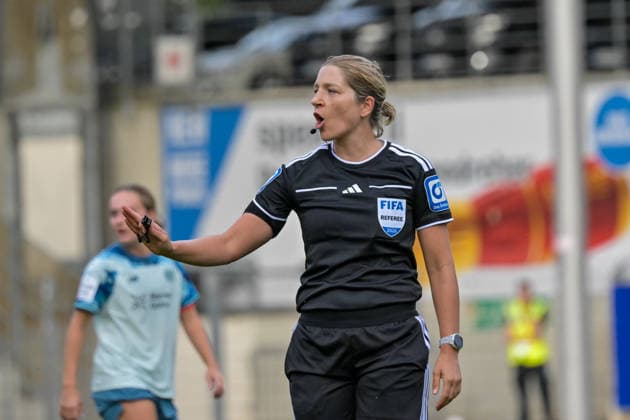 Karoline Wacker (Schiedsrichter) mit Emotion. GER, SC Freiburg vs Bayer 04 Leverkusen, Frauen-Fussball, Bundesliga, 5. Spieltag, Saison 2026 2027, 20.09.2026 DFB REGULATIONS PROHIBIT ANY USE OF PHOTOGRAPHS AS IMAGE SEQUENCES AND OR QUASI-VIDEO GER, SC Freiburg vs Bayer 04 Leverkusen, Frauen-Fussball, Bundesliga, 5. Spieltag, Saison 2026 2027, 20.09.2026 Freiburg Copyright: xEibner-Pressefotox EP_THS