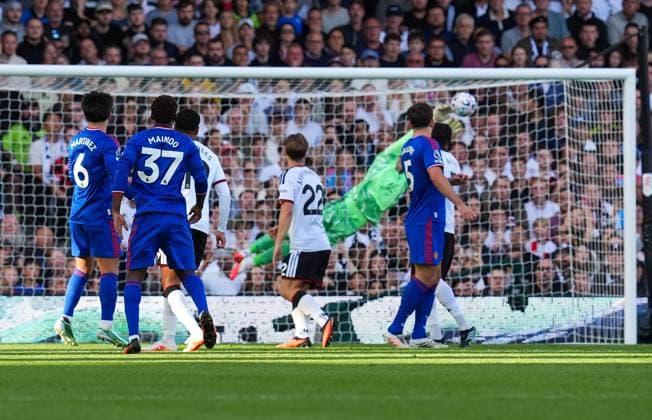 Lisandro Martinez of Manchester United, ManU (6) has a shot saved by Fulham goalkeeper Bernd Leno Fulham v Manchester United, Premier League, Football, Craven Cottage, London, UK - 20 Sep 2026London Craven Cottage United Kingdom EDITORIAL USE ONLY No use with unauthorised audio, video, data, fixture lists, club league logos or live services. Online in-match use limited to 120 images, no video emulation. No use in betting, games or single club league player publications. Copyright: xWiredxPhotos Shutterstockx 17160315ao